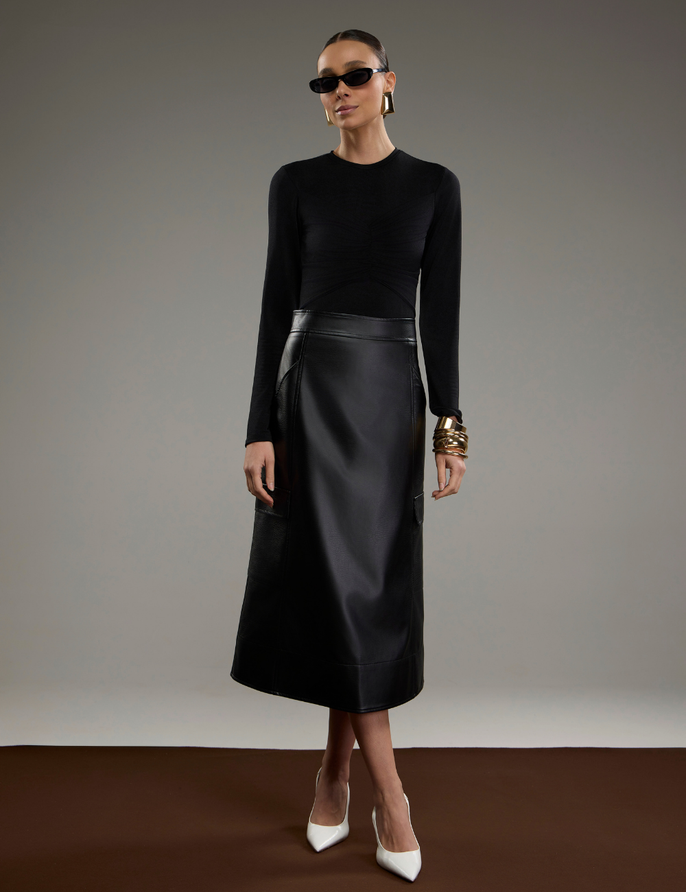 Saia Midi Preta em Material Sintético