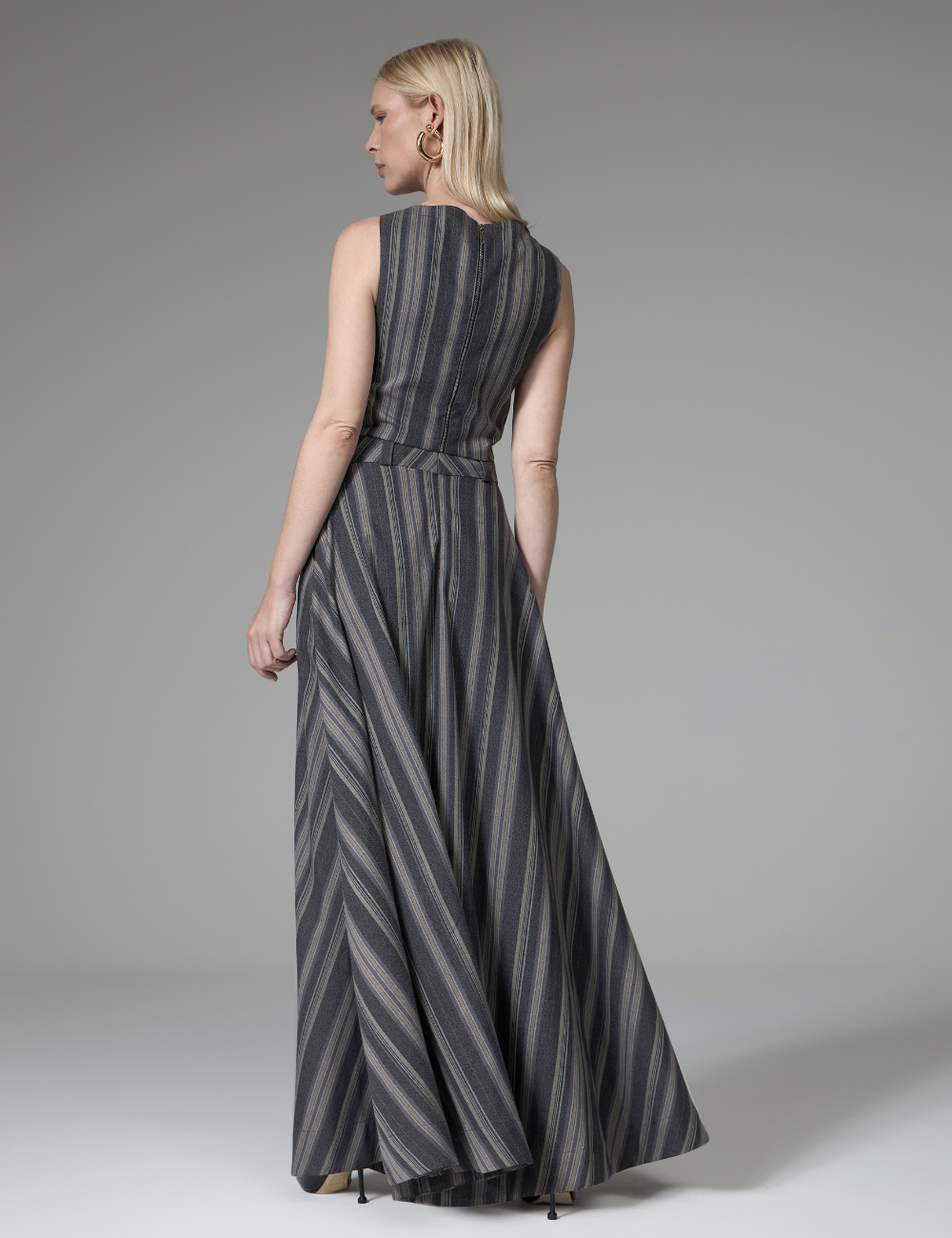 Conjunto Listrado Cinza com Saia