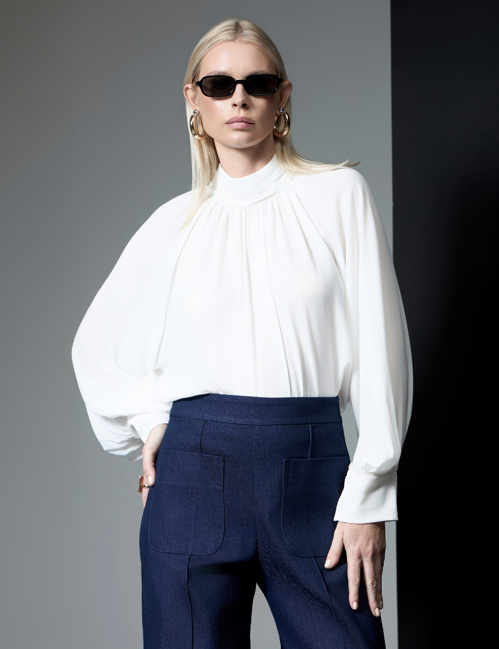 Blusa Off White com Gola Alta