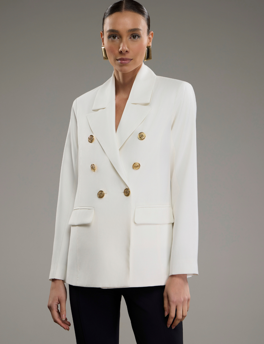 Blazer Alongado Off White com Botões Dourados