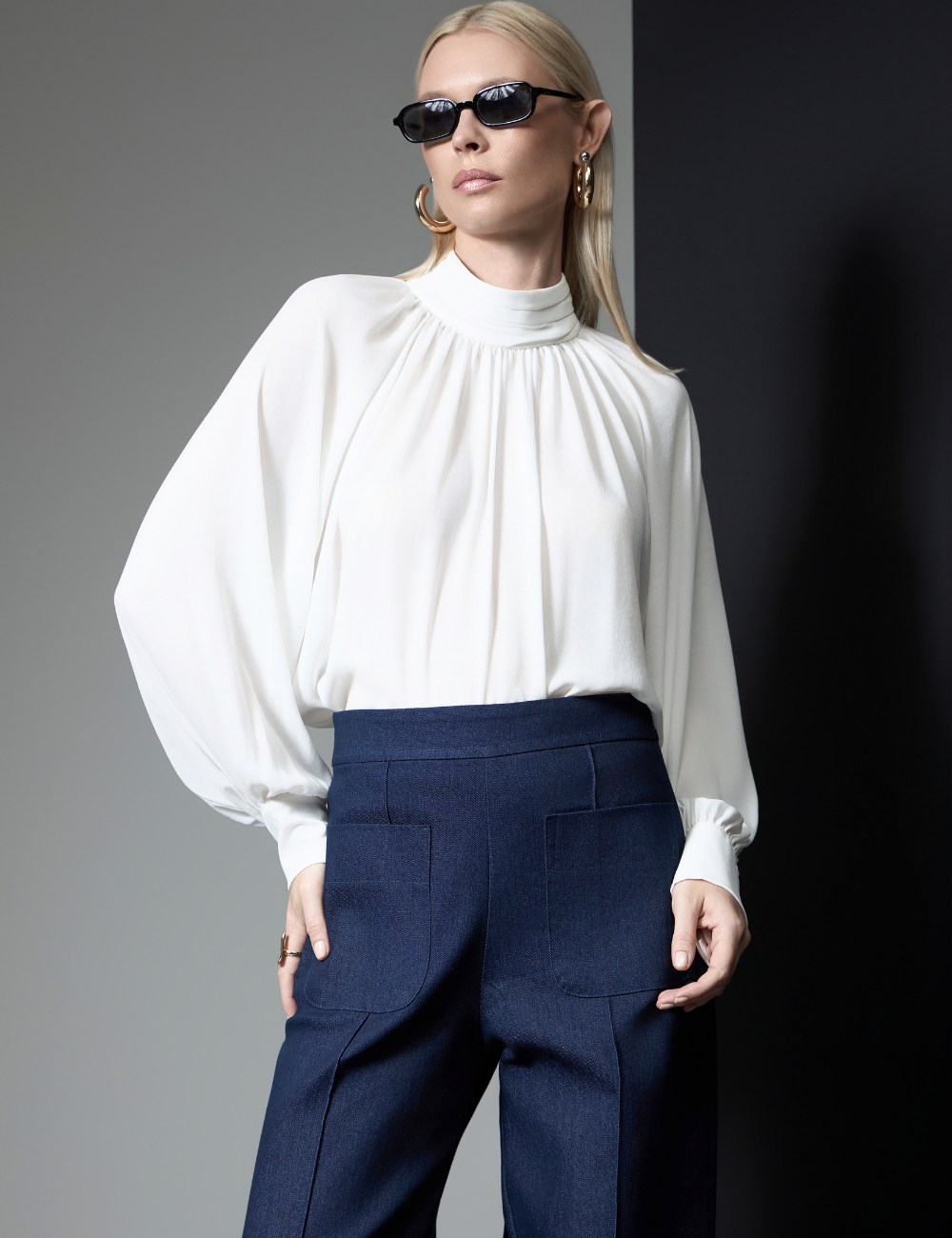 Blusa Off White com Gola Alta