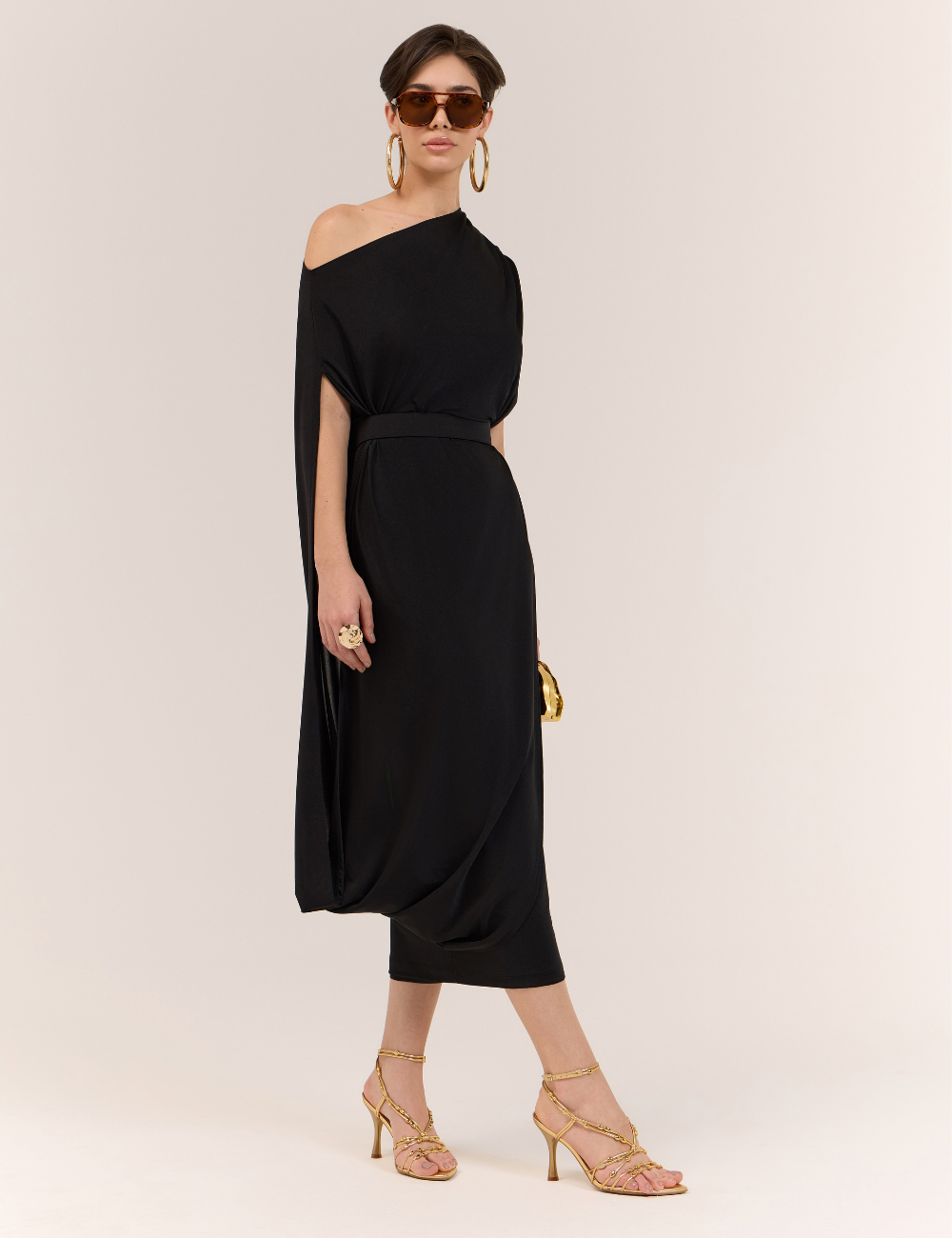Vestido Preto Midi com Capa