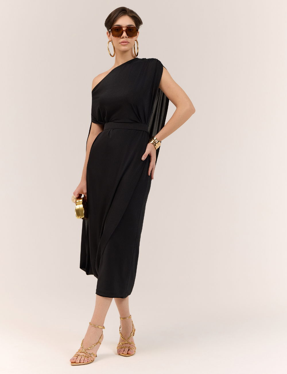Vestido Preto Midi com Capa