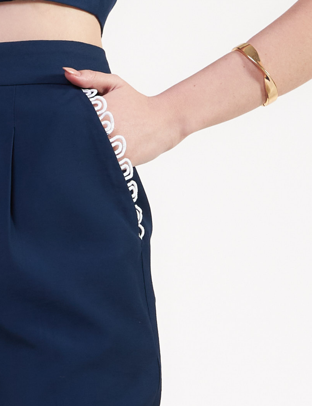 Calça Cenoura Azul Marinho com Renda