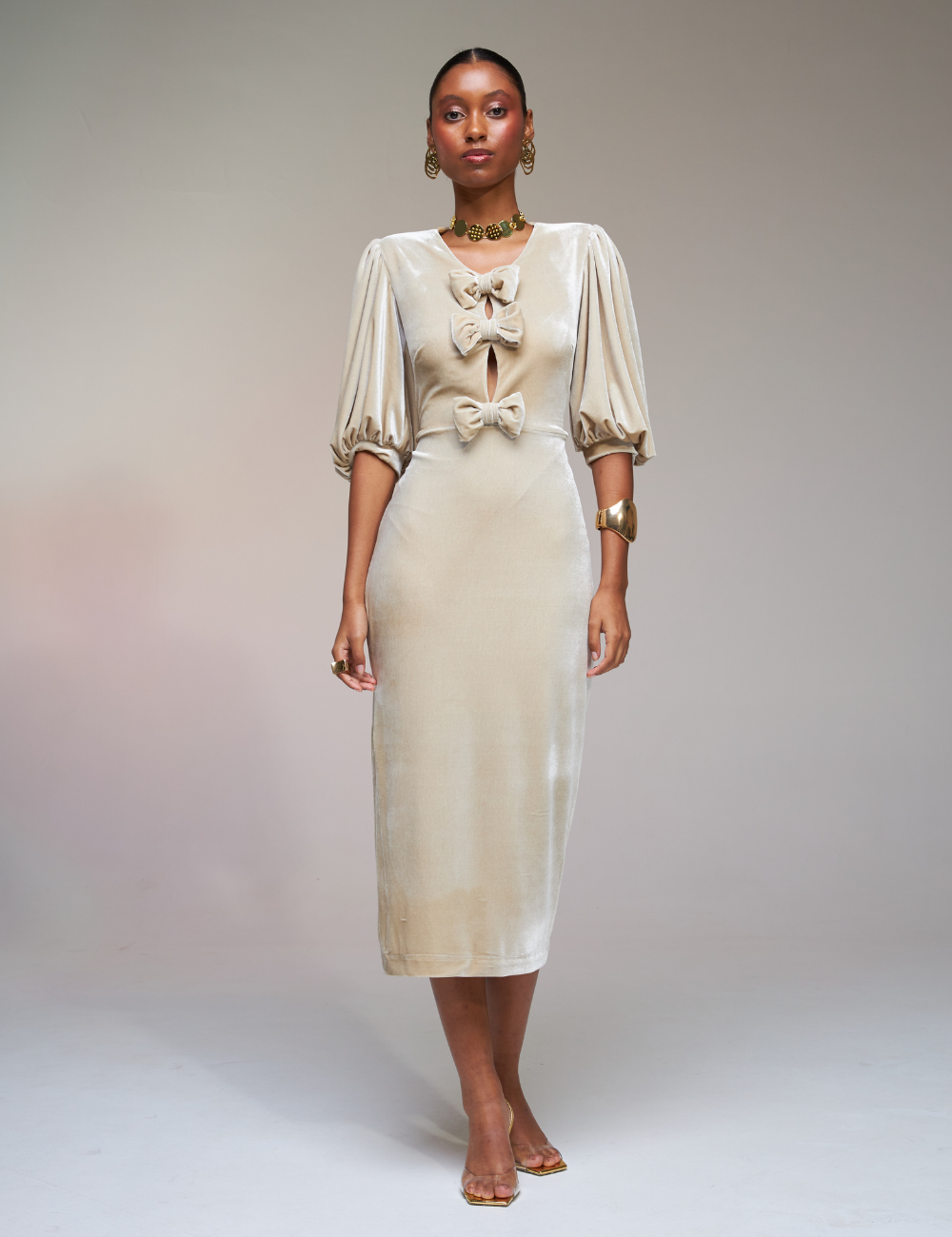 Vestido em Veludo Bege com Laços