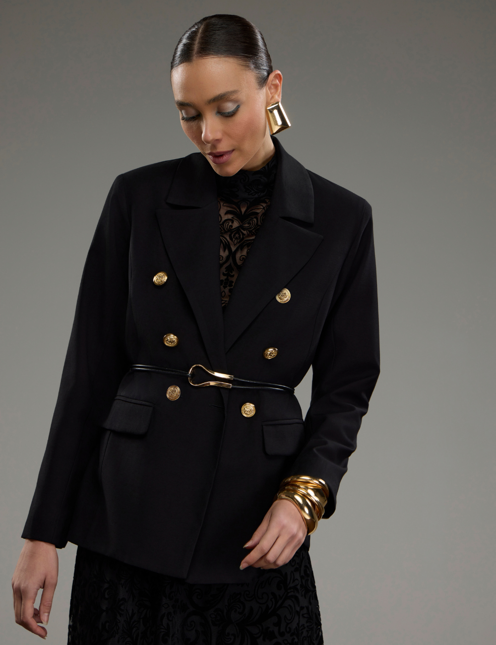 Blazer Alongado Preto com Botões Dourados