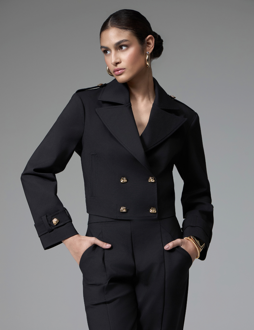 Jaqueta Preta com Botões Dourados