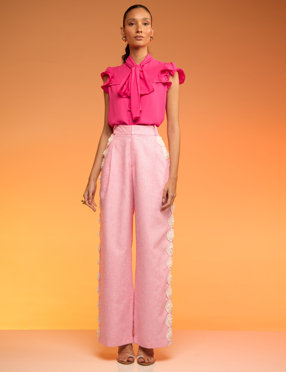 Calça Reta Rosa com Detalhe em Renda