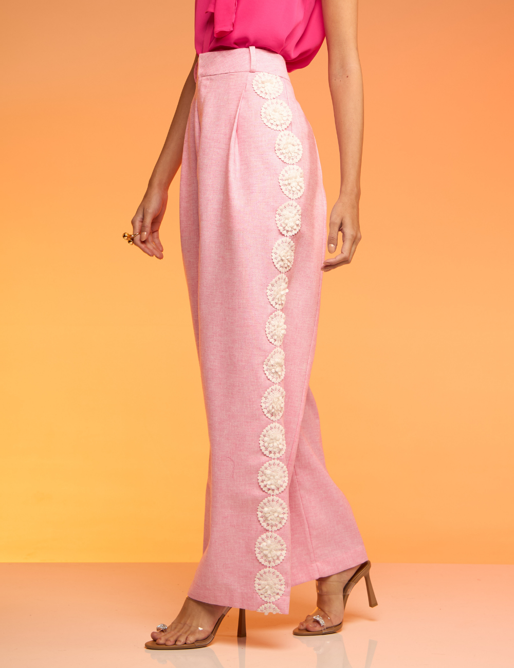 Calça Reta Rosa com Detalhe em Renda