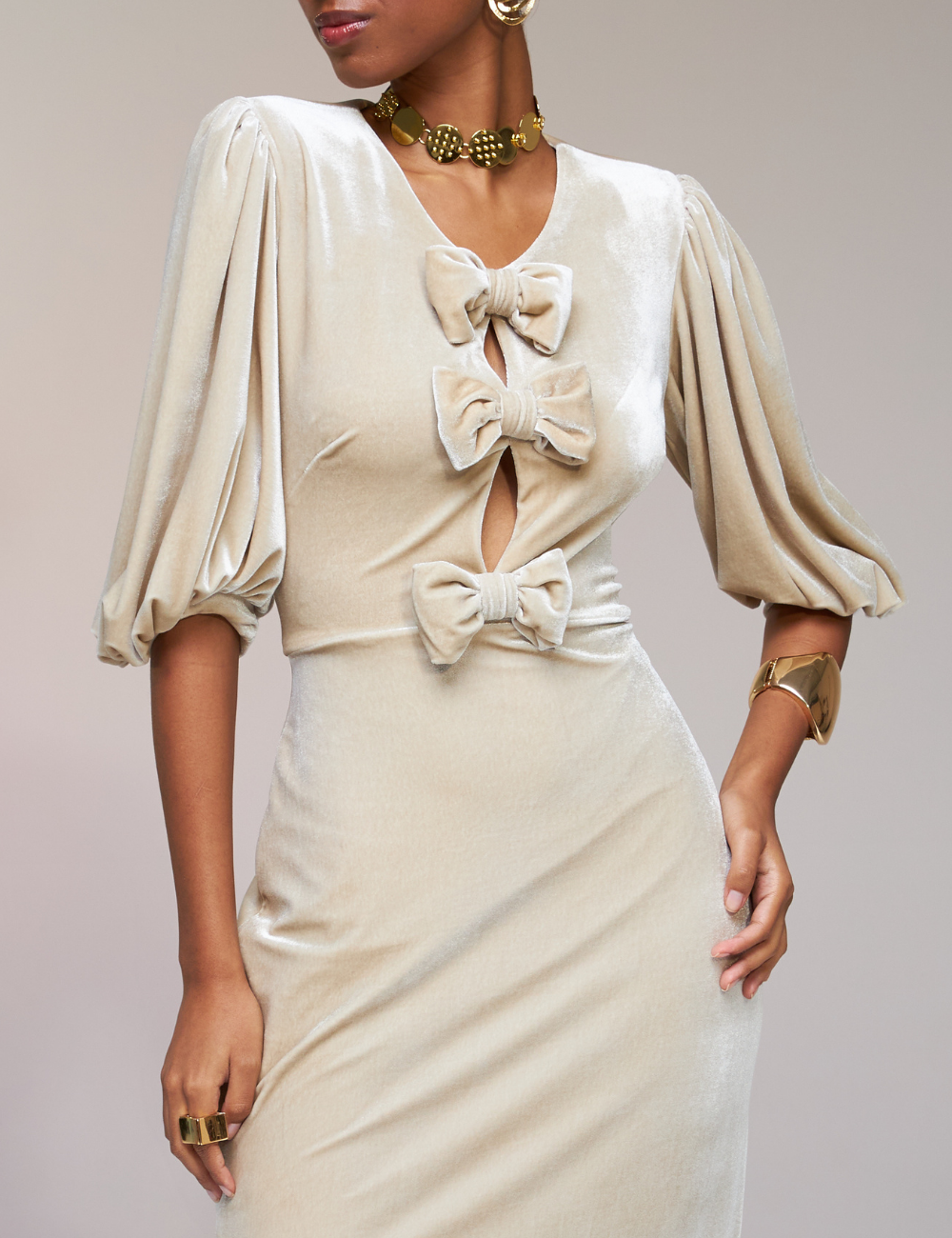 Vestido em Veludo Bege com Laços