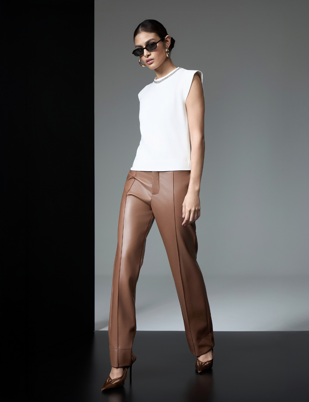 T-Shirt Off White com Strass