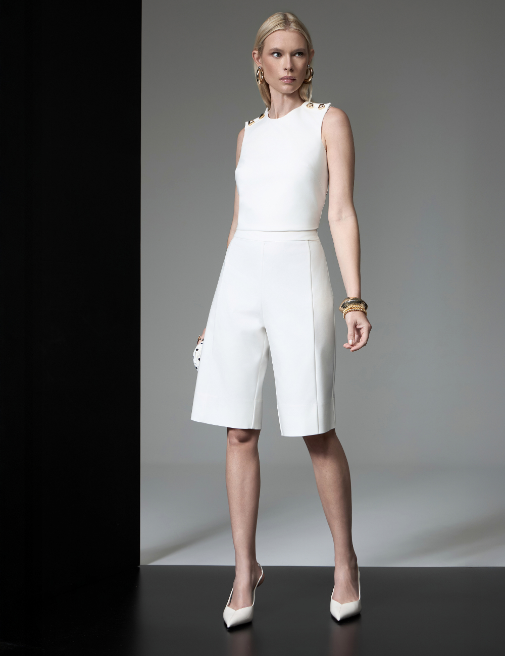 Conjunto Off White com Bermuda e Botões Dourados