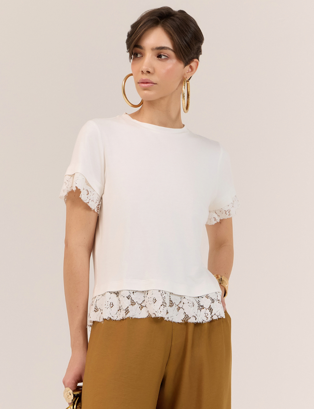 Blusa Off White com Detalhe em Renda