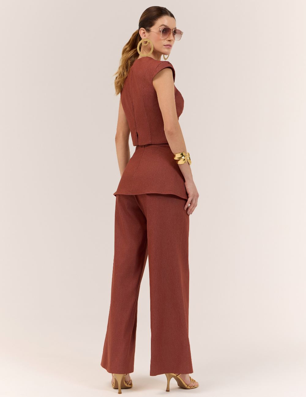 Conjunto Caramelo com Blusa e Calça em Sarja