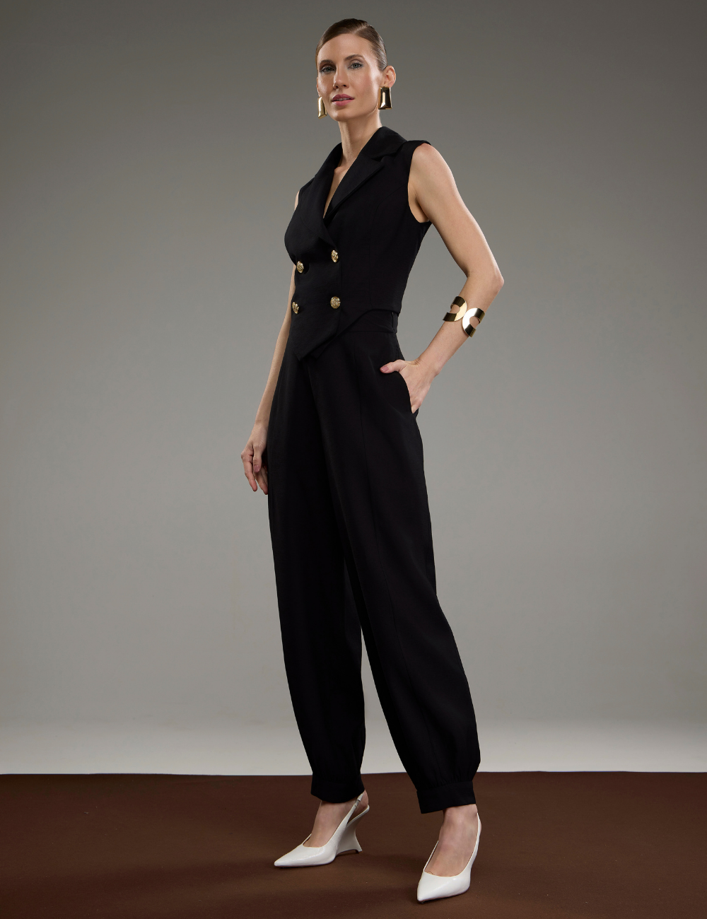 Colete Preto com Botões Dourados