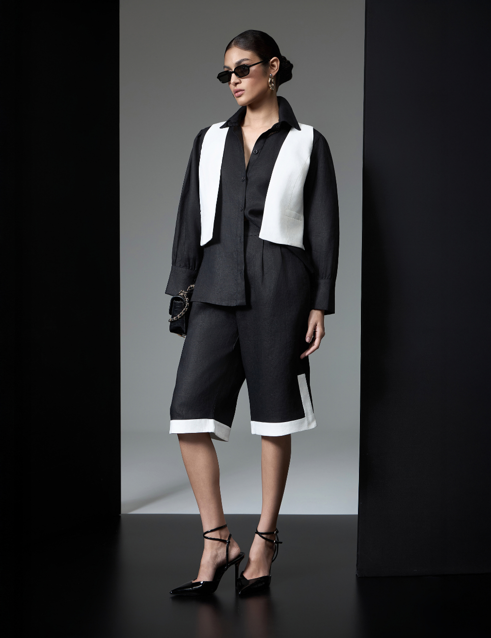 Bermuda Preta em Linho com Recorte