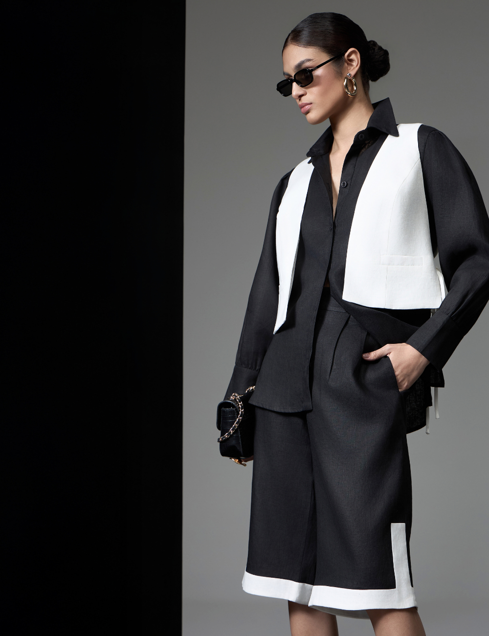 Bermuda Preta em Linho com Recorte