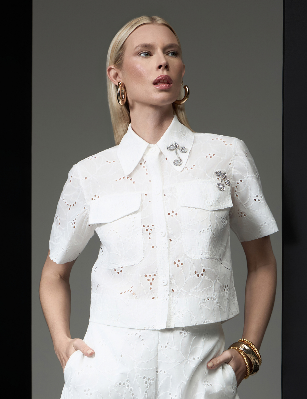 Camisa Off White com Detalhe em Strass