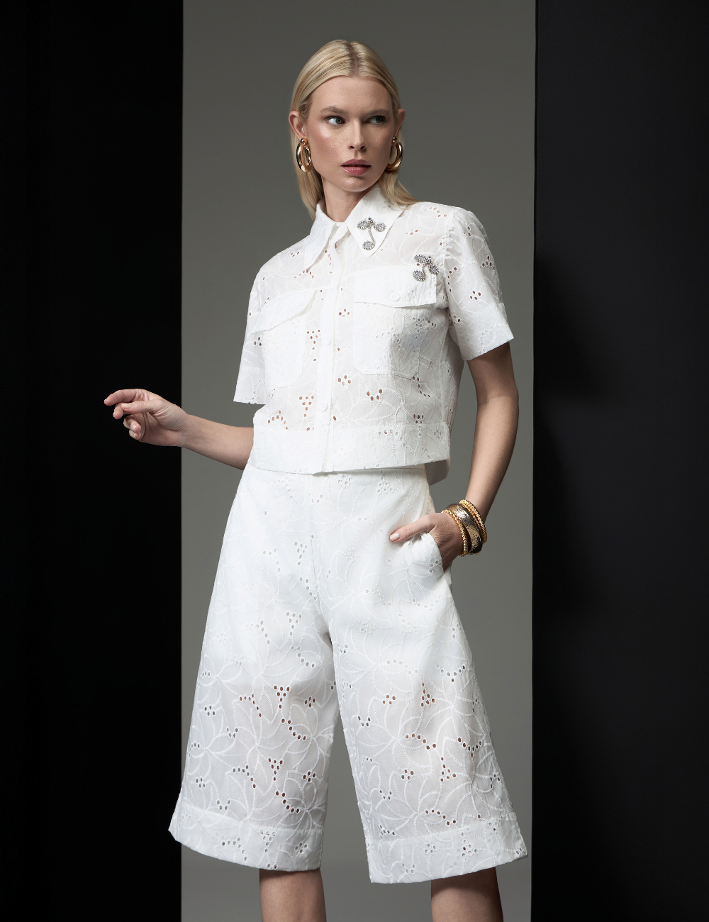 Camisa Off White com Detalhe em Strass