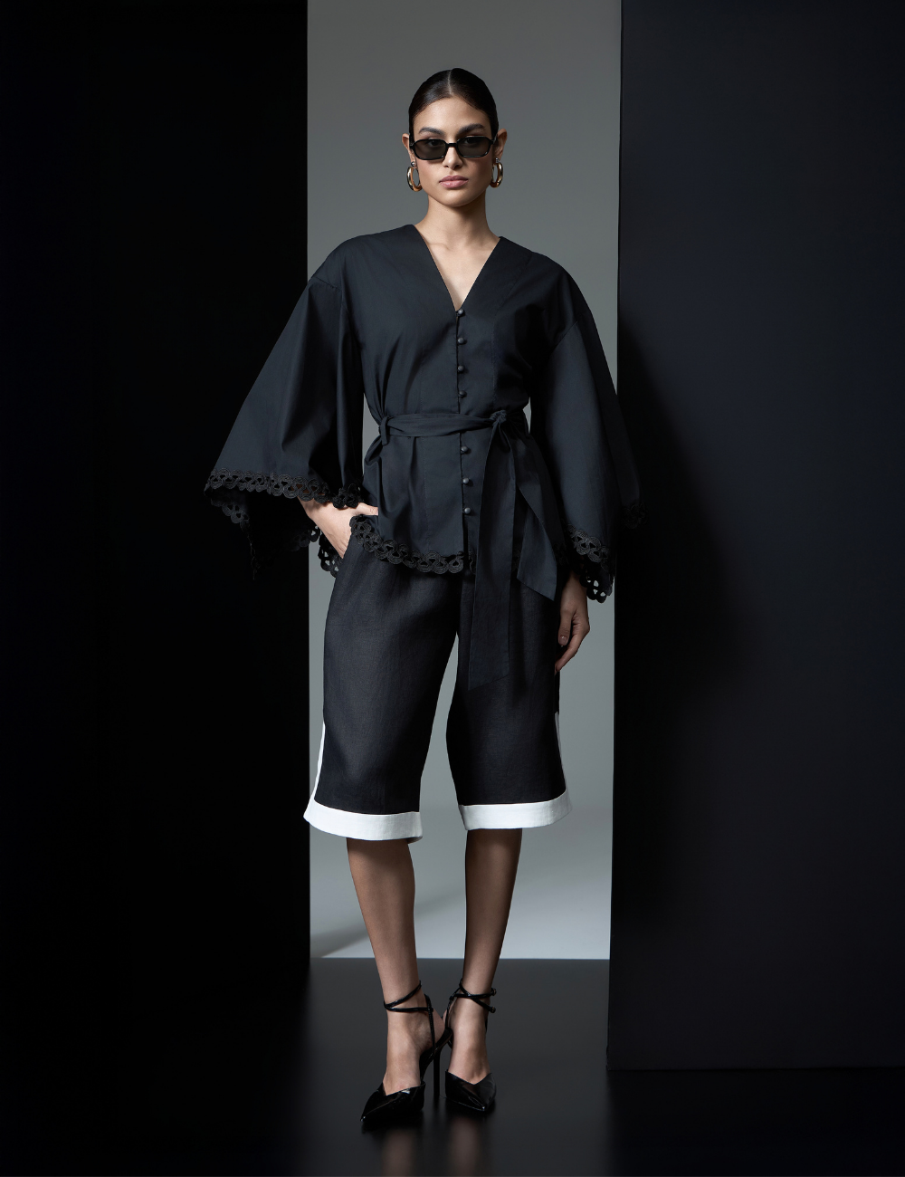 Camisa Preta com Mangas Amplas