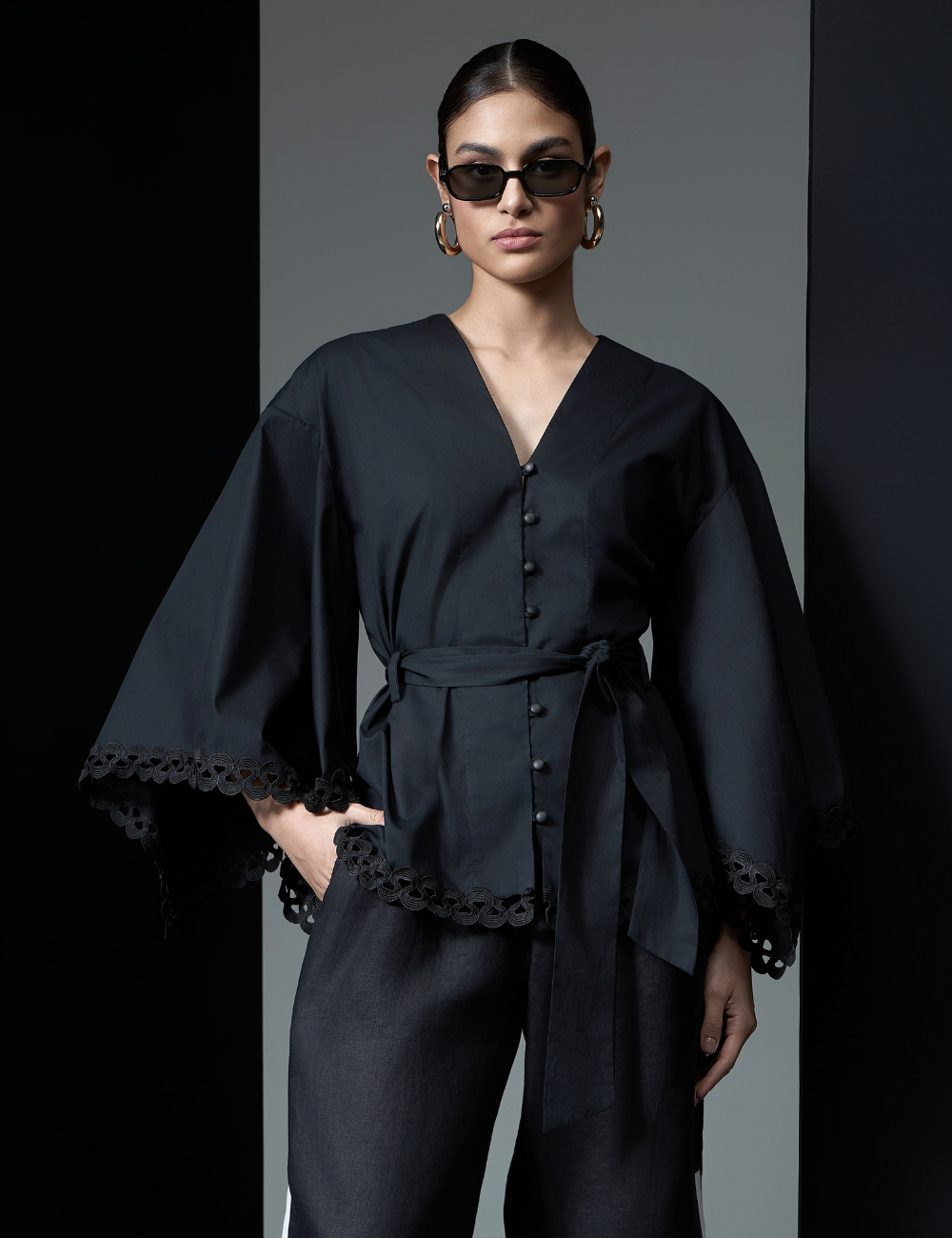 Camisa Preta com Mangas Amplas