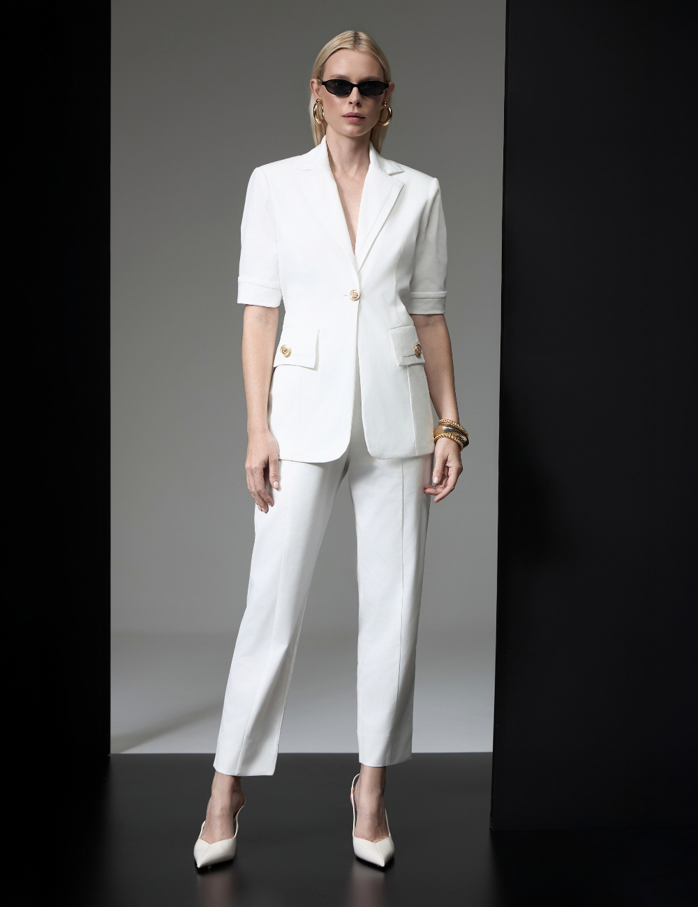 Calça Reta Off White com Botões Dourados