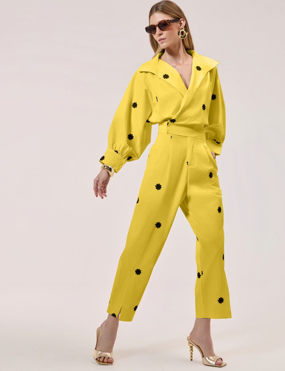 Macacão Utilitário Amarelo com Bordados