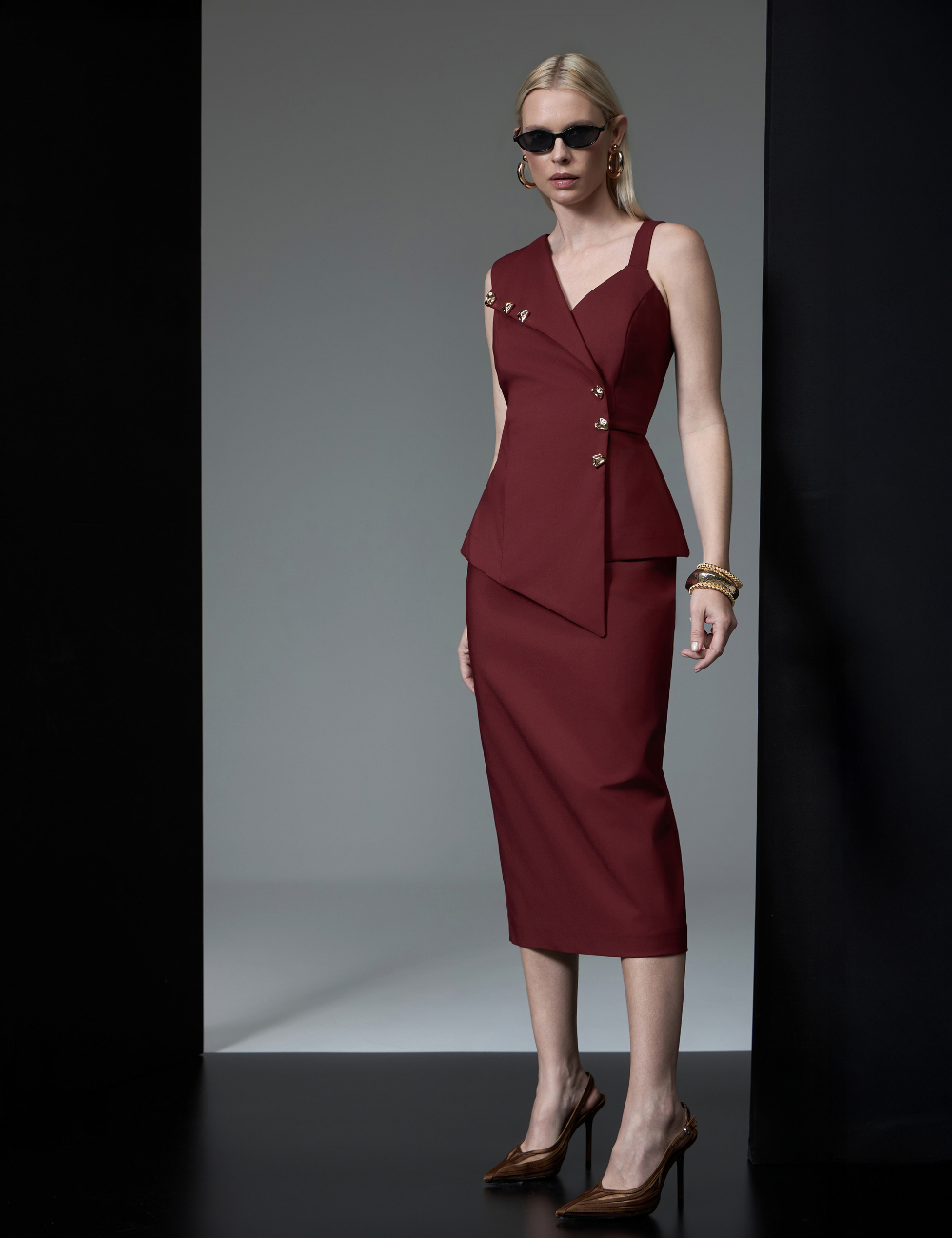 Vestido Midi Vinho com Botões Dourados