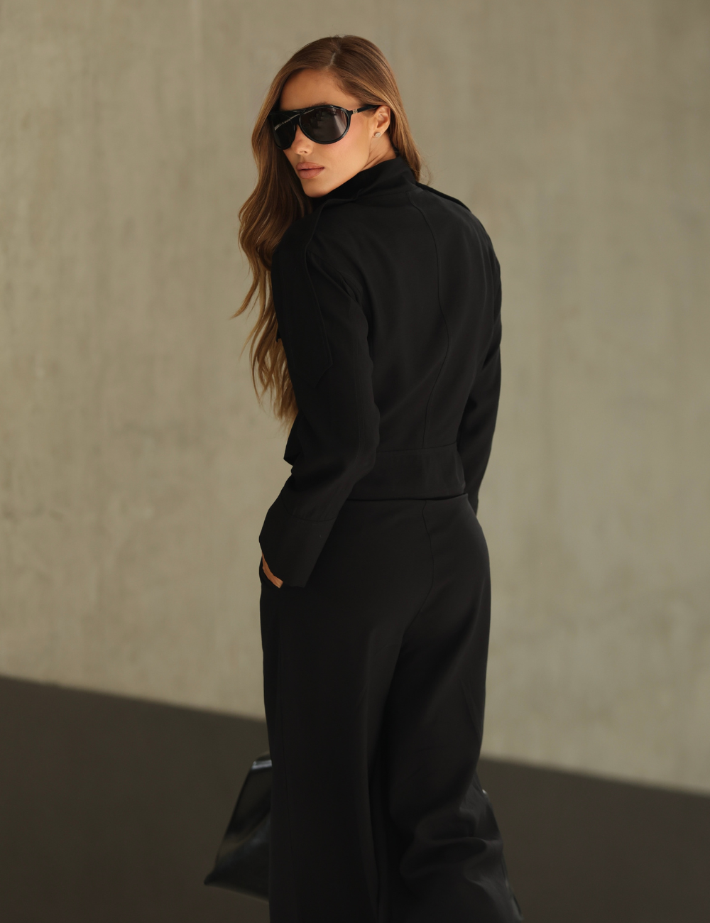 Calça Reta Preta com Botões Dourados