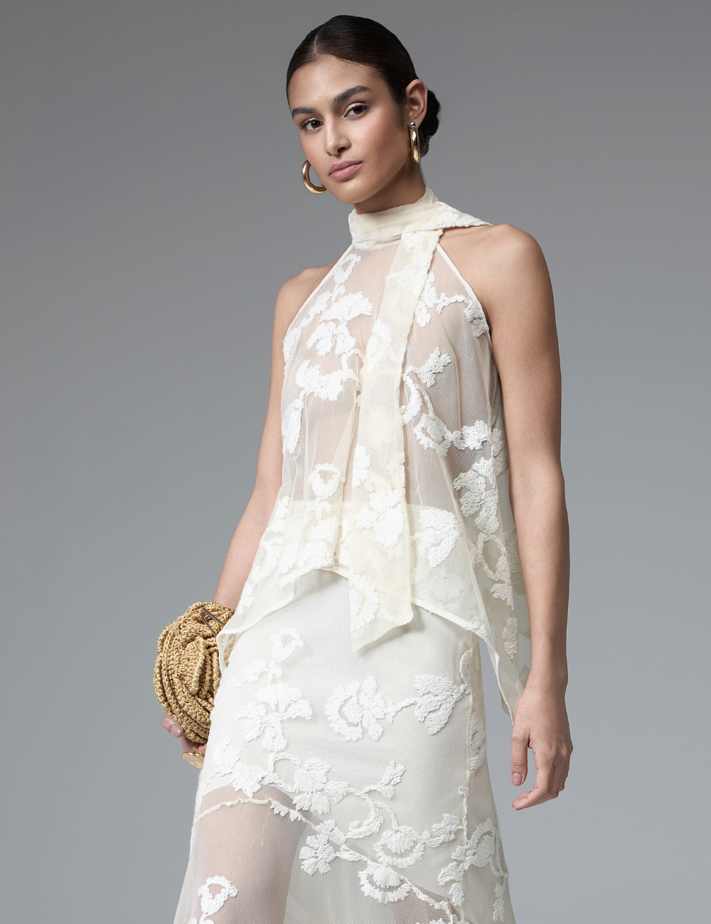 Blusa Bege em Tule Bordado com Faixa