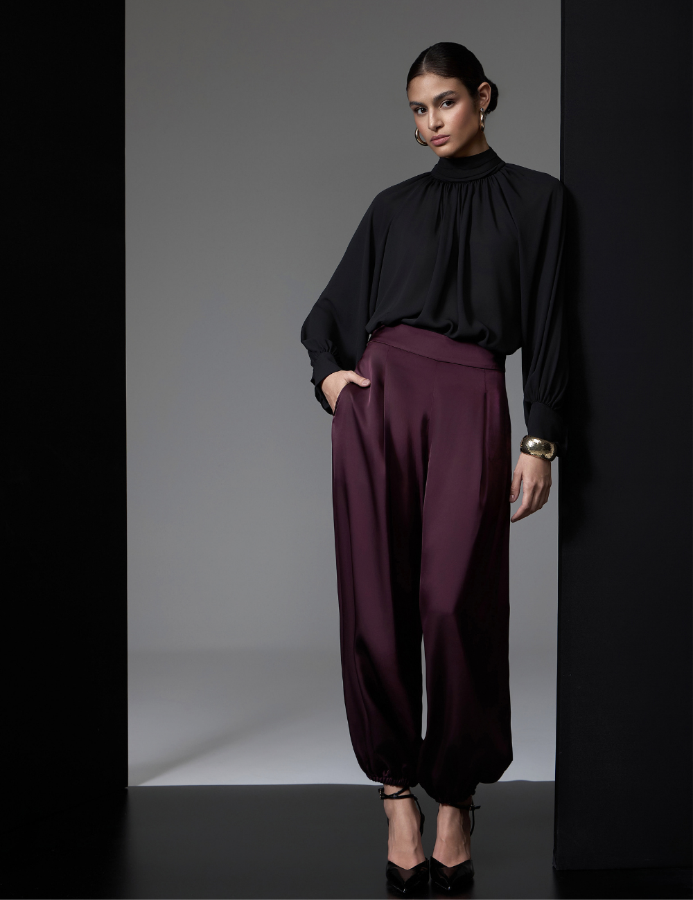 Blusa Preta com Gola Alta