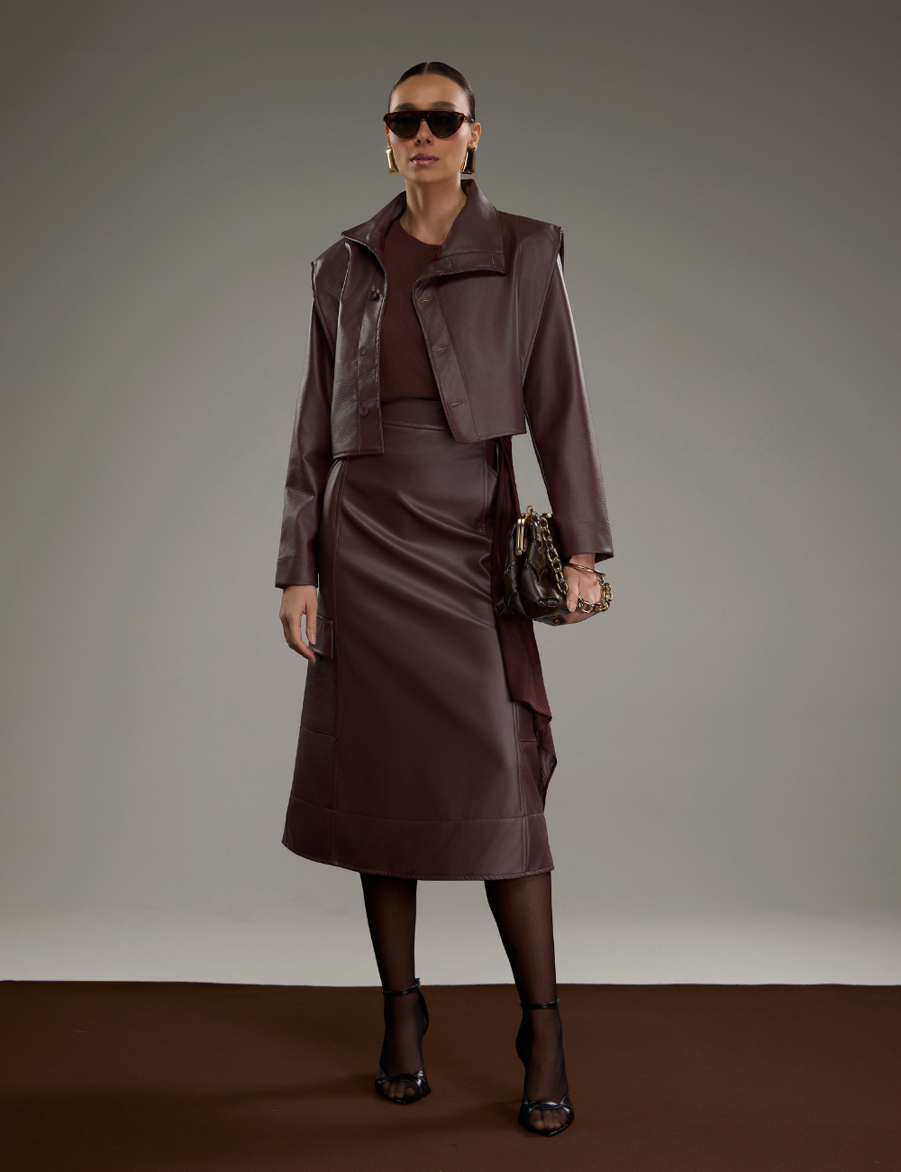 Jaqueta Cropped Marrom em Material Sintético