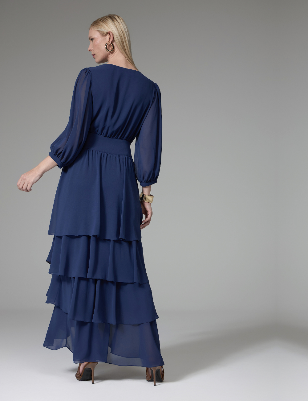 Vestido Longo Marinho com Babados em Camadas