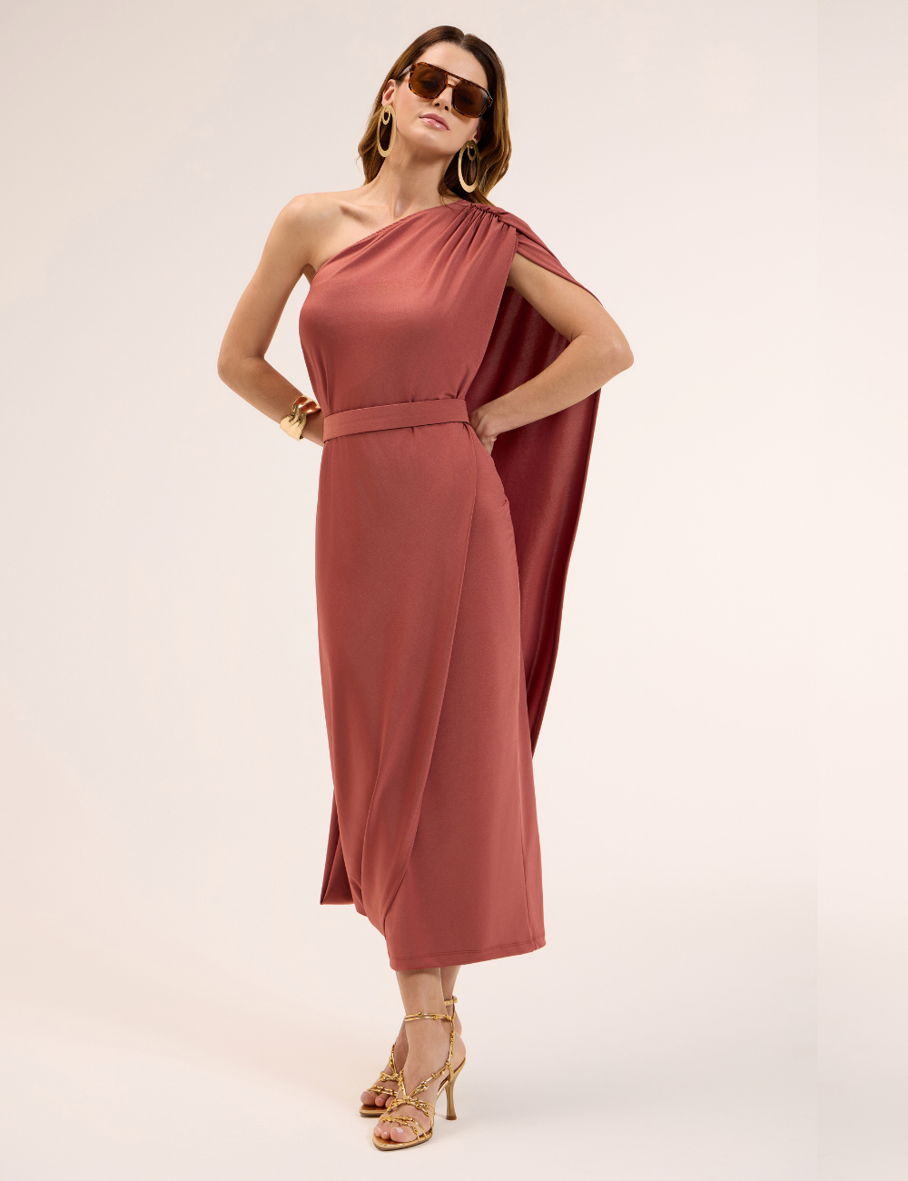 Vestido Midi Caramelo com Capa