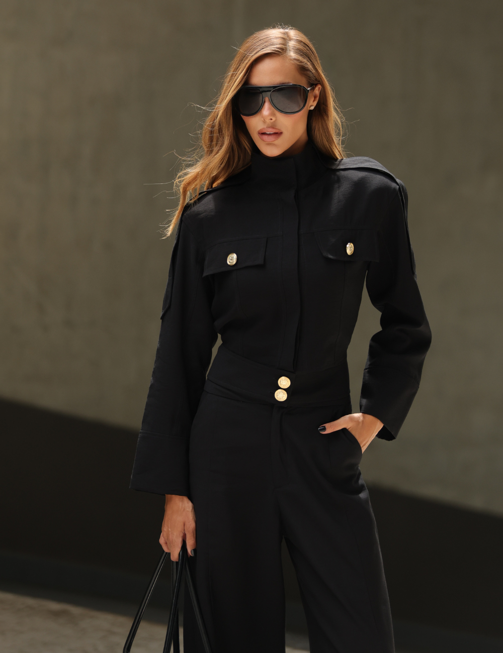 Casaco Preto com Botões Dourados