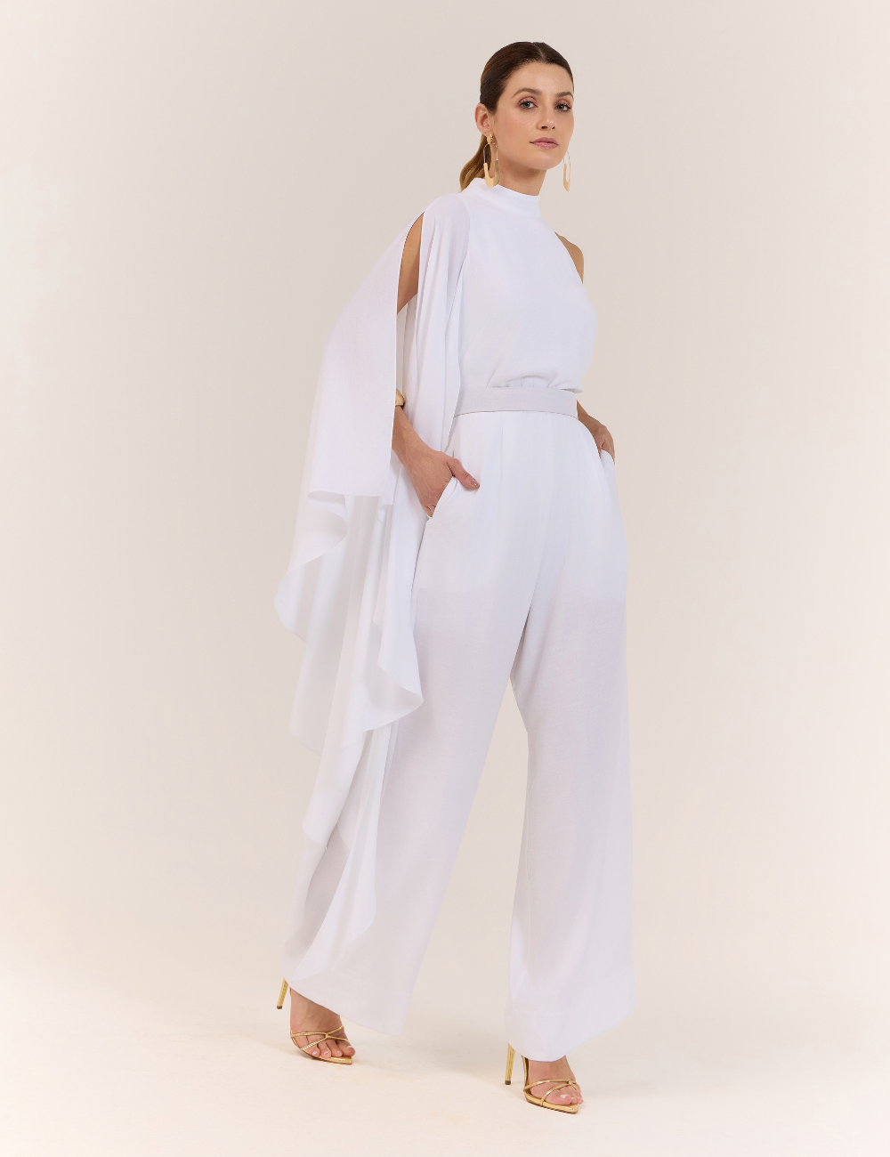 Macacão Off White com Manga Assimétrica