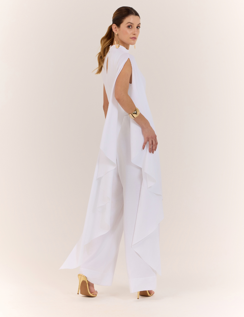 Macacão Off White com Manga Assimétrica