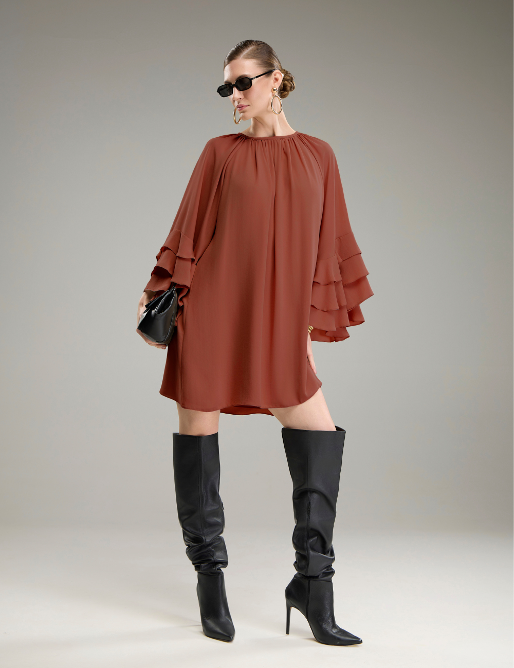 Vestido Curto Marrom com Babados