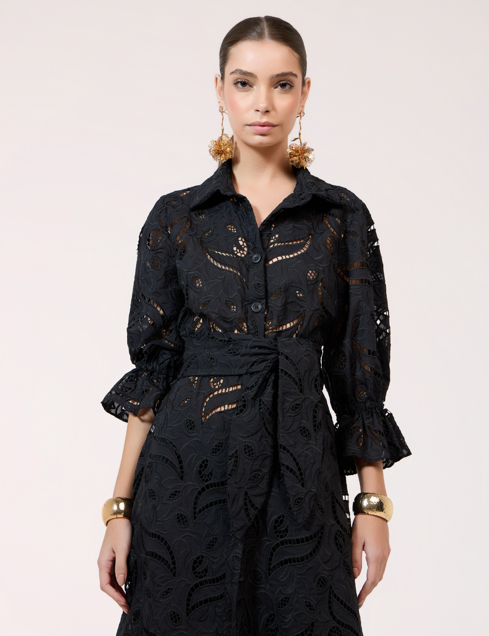 Chemise Midi Preta com Bordados Vazados