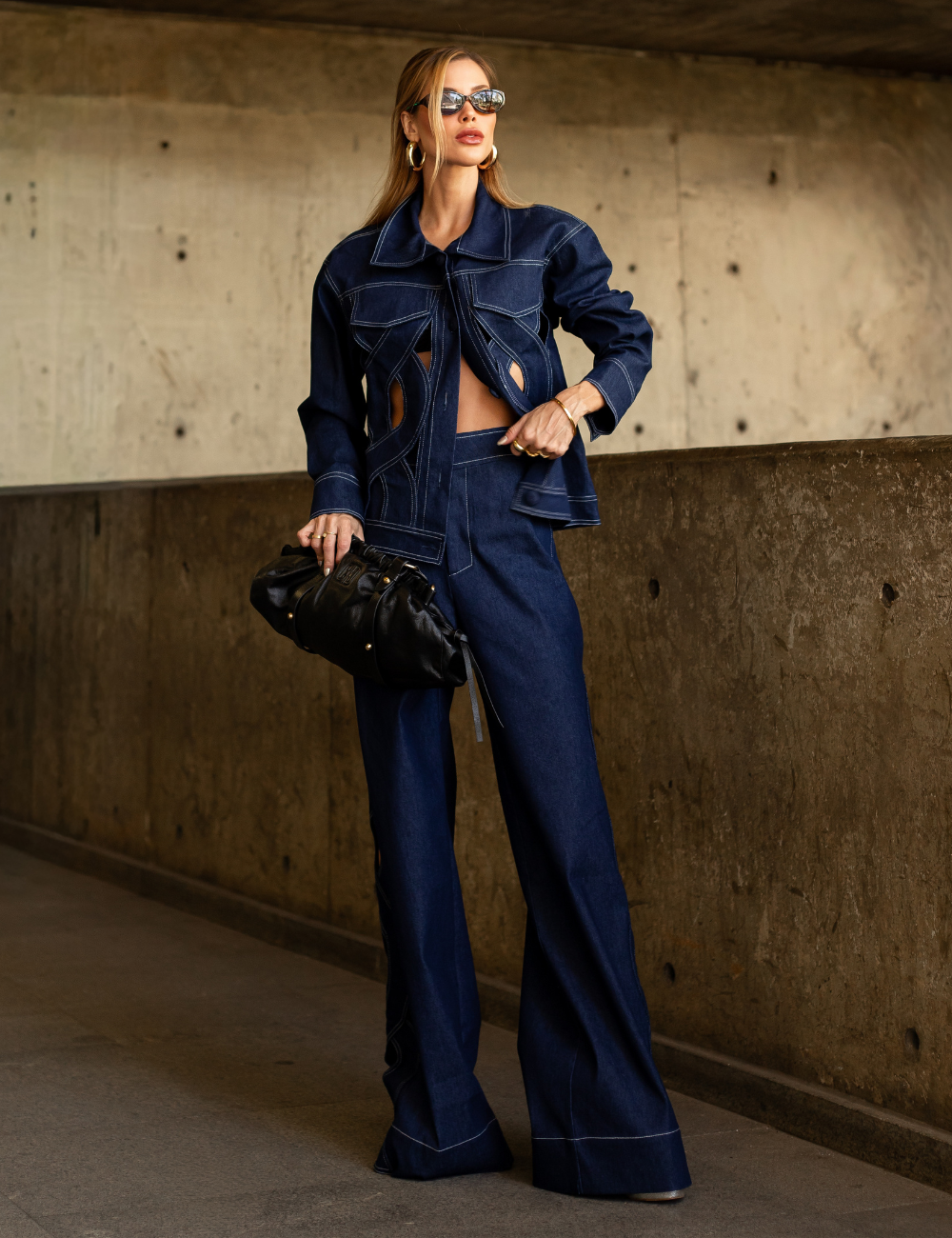 Calça Reta Jeans com Detalhes Ondulados