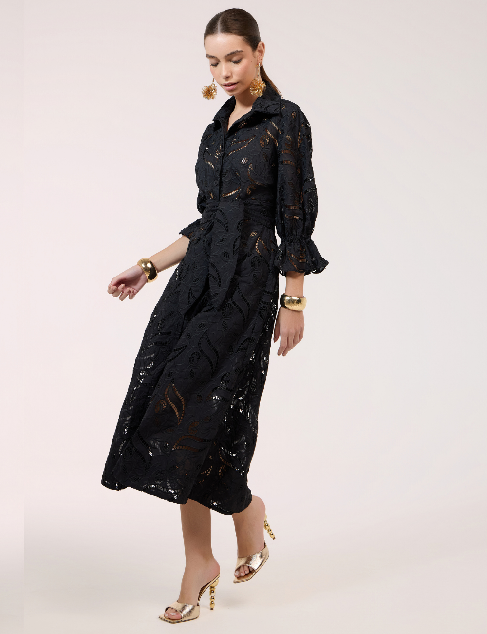 Chemise Midi Preta com Bordados Vazados