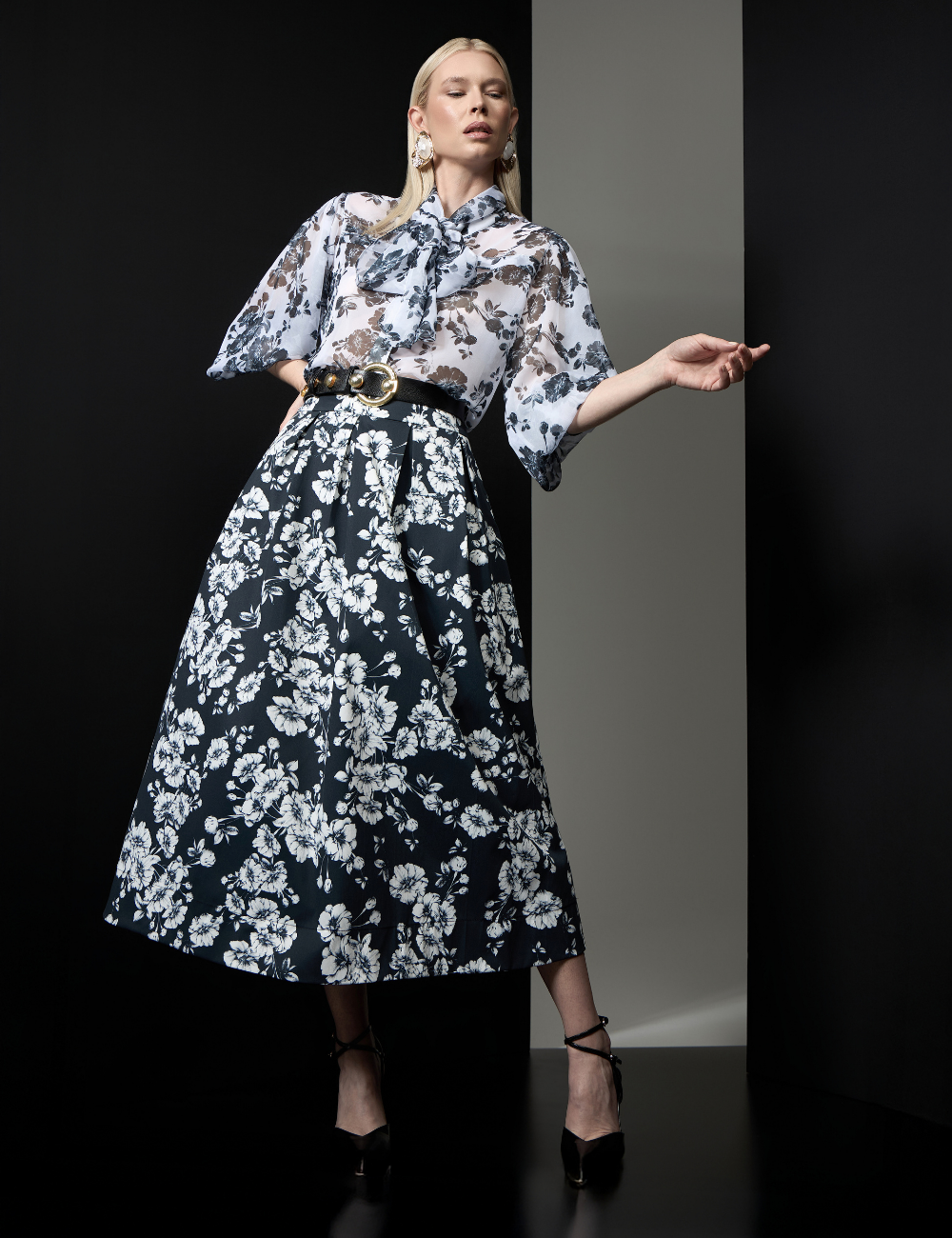 Saia Midi Preta Floral