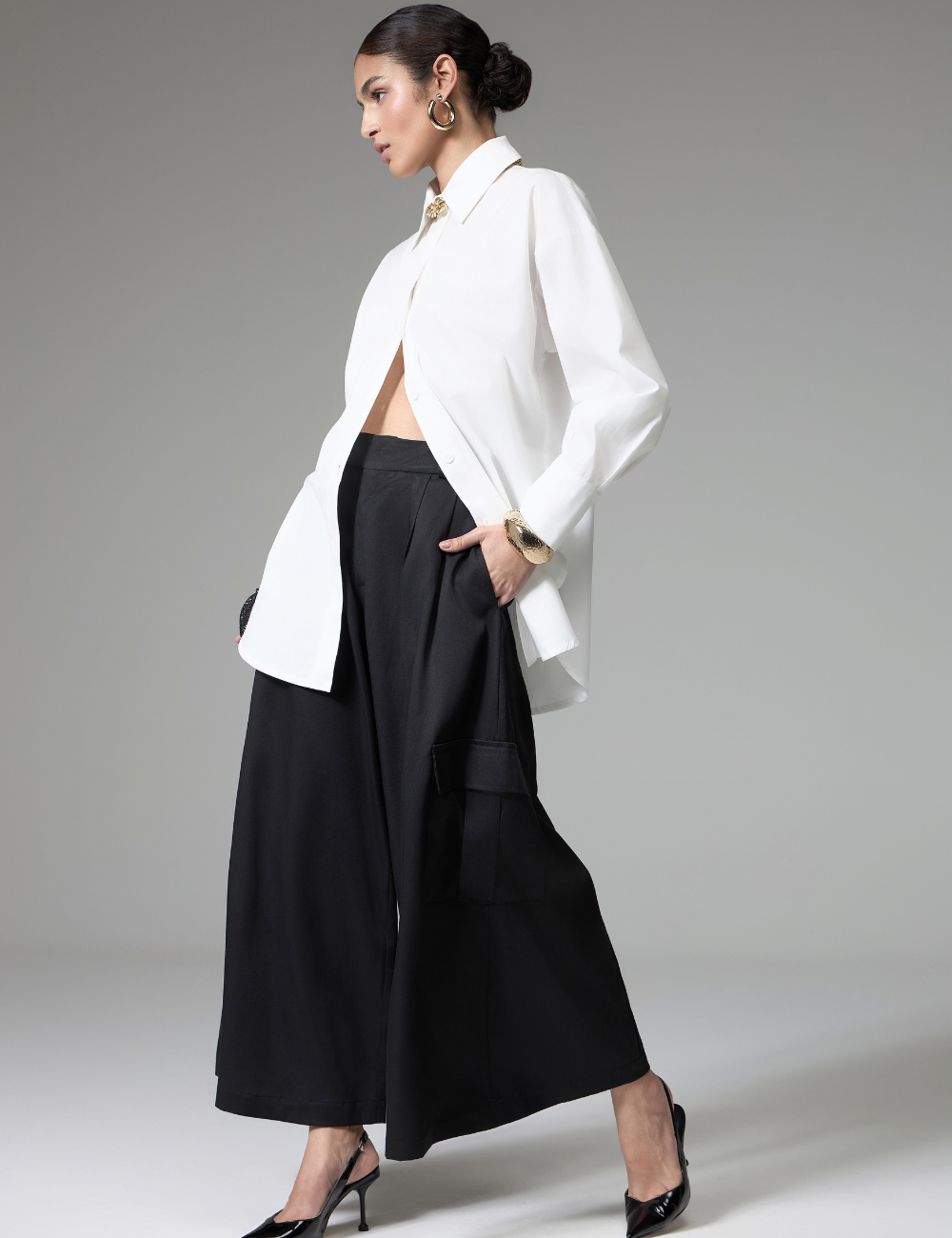 Calça Preta Pantacourt com Bolsos