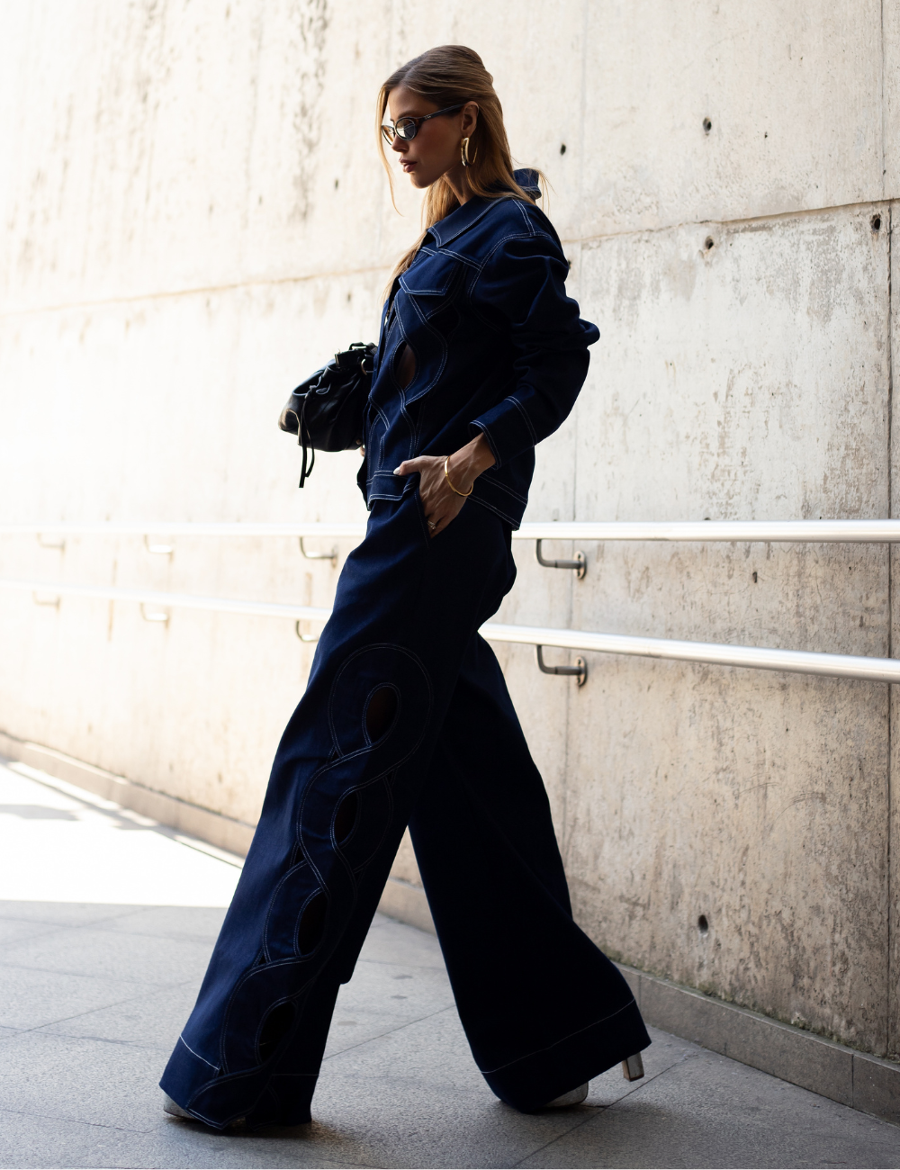 Calça Reta Jeans com Detalhes Ondulados