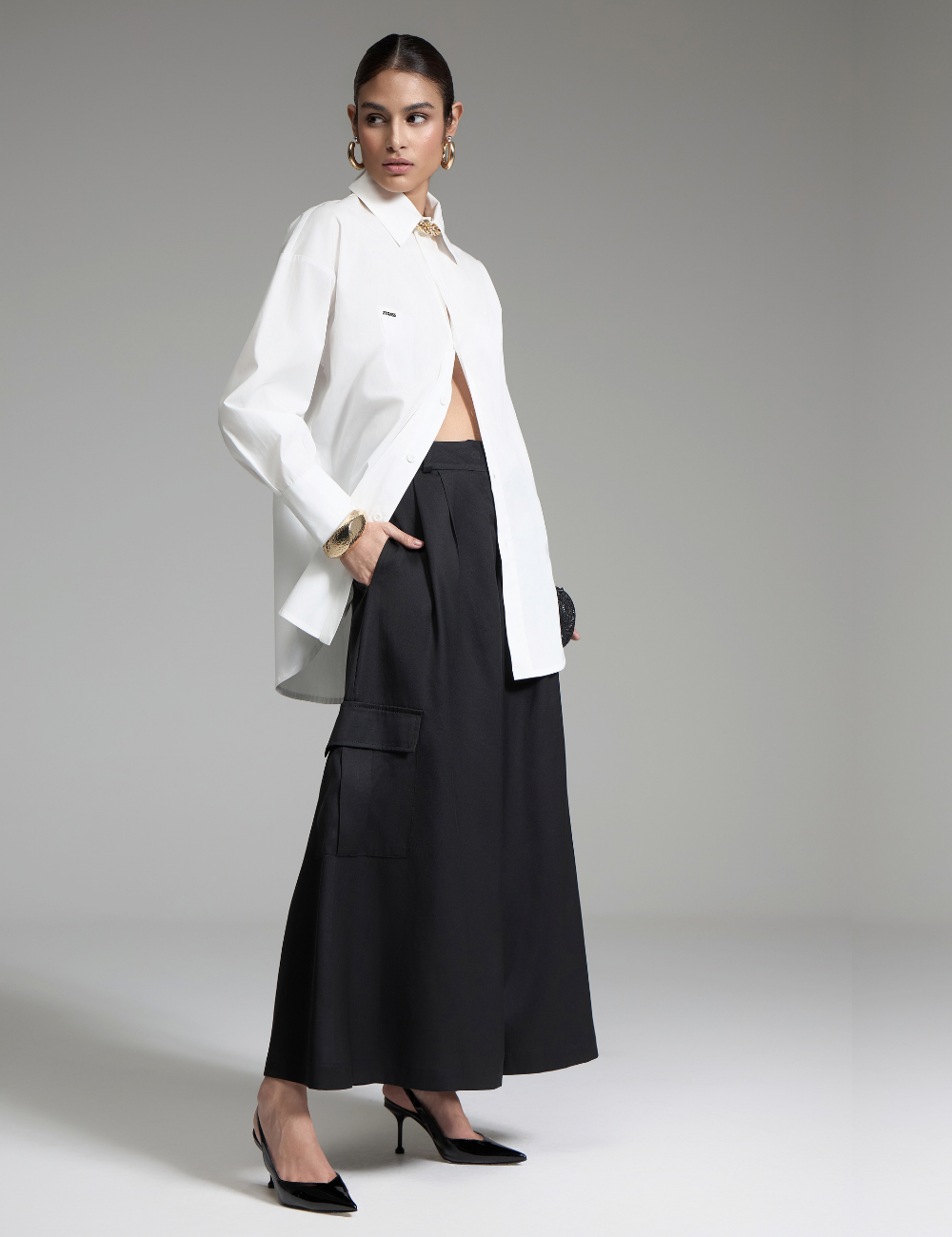 Calça Preta Pantacourt com Bolsos