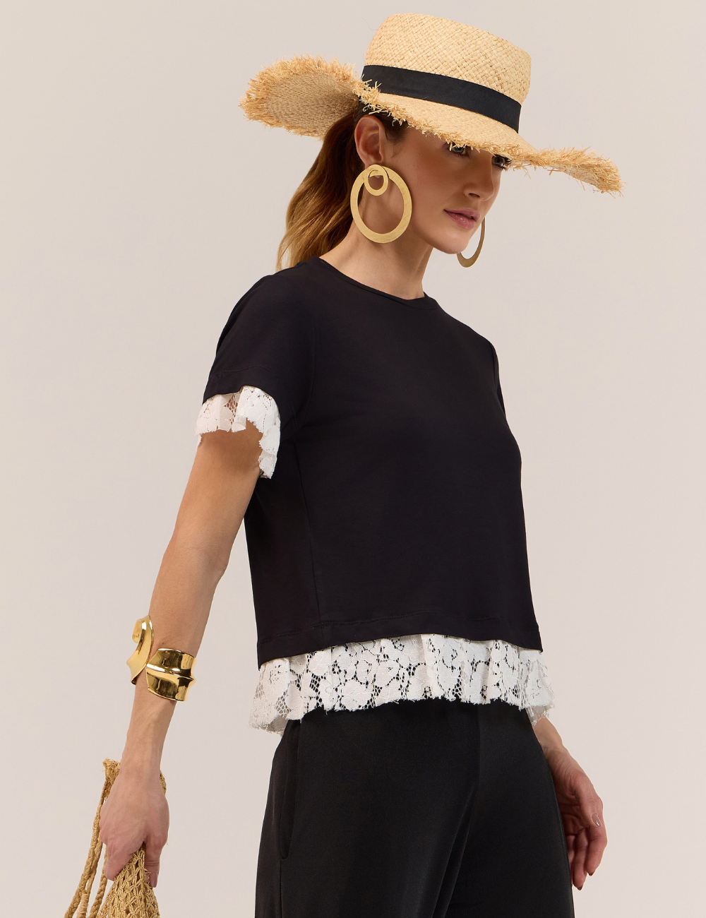 Blusa Preta com Detalhe em Renda