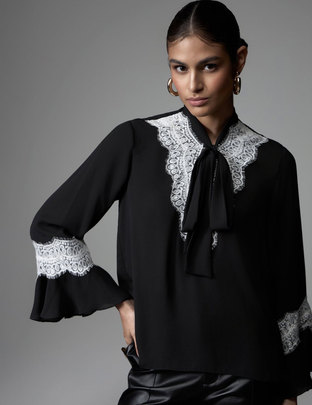 Blusa Preta com Detalhe em Renda