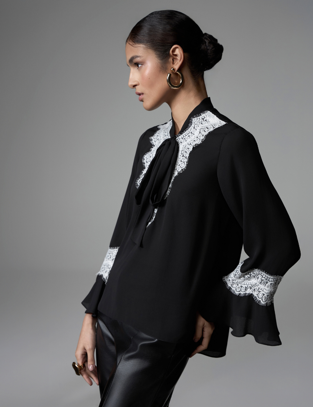 Blusa Preta com Detalhe em Renda