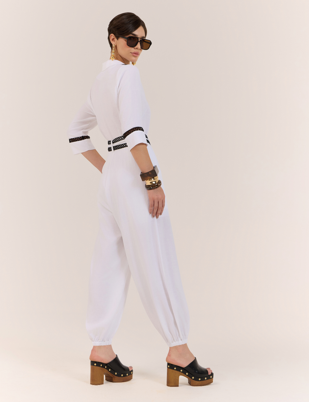 Macacão Off White com Detalhe em Renda