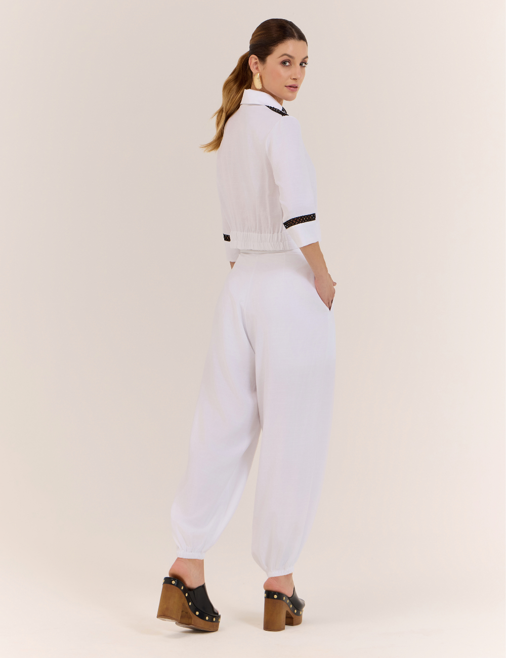 Conjunto Off White com Detalhe em Renda